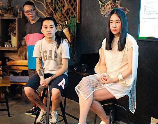 設計師上官喆(中)和于惋寧(右)出席珠江新城一家買手店的新品發布會。 夸張設計融合了中美文化 一頭長發,手臂內側和小腿都附有骷髏頭、花、藝術字紋身,此次,上官喆向觀眾呈現出此前在倫敦時裝周秀出的秋冬款式。而在T臺上,一名男模戴著美少女戰士月野兔的黃色長發和頭套,一邊飛吻、撩撥頭發一邊走秀。 上官喆告訴記者,男模們表演時在T臺上的動作都是他們自己設計的,而他們展示的色彩斑斕的服裝則是上官喆與一些藝術家合作設計,自己的的設計邏輯是將兩種極端、不相干的文化融合一起,比如第一季的服裝是將西藏的傳統民族服飾和美國