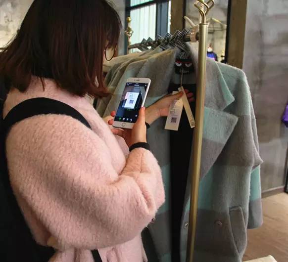 首家要买票才能进的服装店走红2