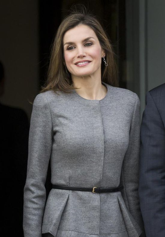 西班牙王后莱蒂齐亚OL装出席会议 高挑优雅