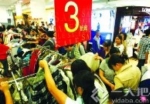 换季服装热卖 高档品牌服装受追捧