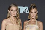 Gigi、Bella姐妹花穿同色系服装亮相VMA颁奖典礼红毯