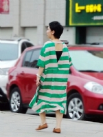 街拍-白绿相间条纹连衣裙