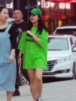薇薇街拍-绿帽子绿T恤