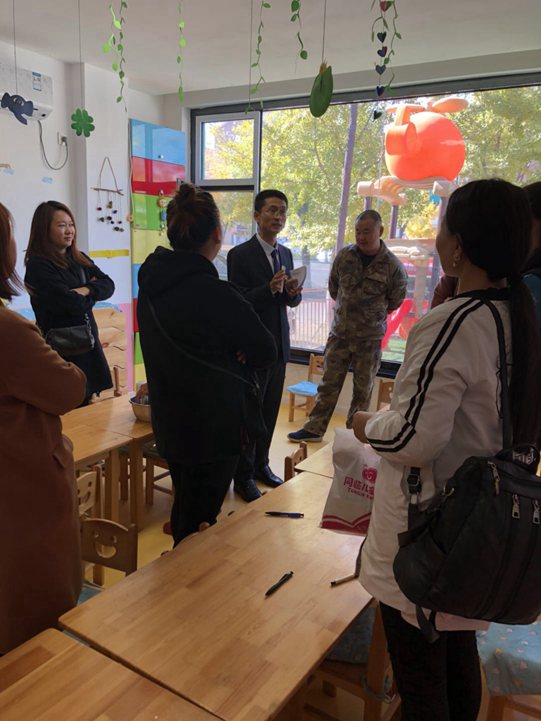 刘换涛老师幼儿园讲座后现场为家长做咨询